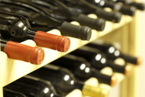 Flaschen im Weinkeller